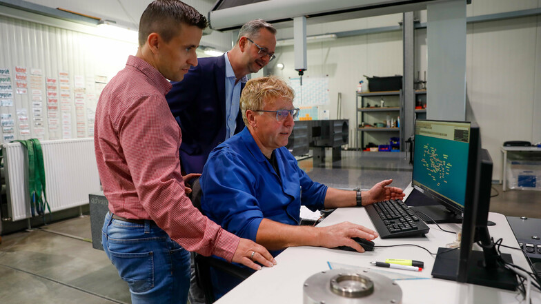 Steffen Wolf, Mitarbeiter der Qualitätssicherung bei Phänomen in Zittau (sitzend) zeigt FMA-Geschäftsführer Ralf Stirl und dem kaufmännischen Leiter Thomas Thiem (stehend von rechts), wie die Produktqualität geprüft wird.