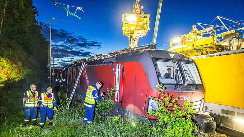Zwei österreichische Loks fuhren am Donnerstag in Schandau auf ein Abstellgleis, eine entgleiste.