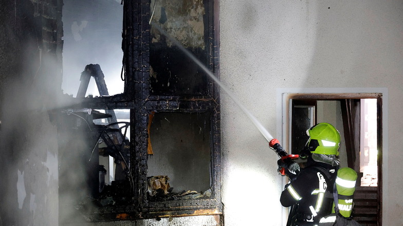Bei einem Sperrmüllbrand an einem Mehrfamilienhaus in der Heinrich-Schütz-Straße in Chemnitz sind zwei Menschen verletzt worden.