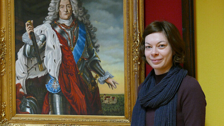 Herzog Heinrich von Sachsen-Merseburg wacht, Annemarie Ziegler lacht. Die 29-Jährige ist glücklich über ihre neue verantwortungsvolle Aufgabe als Museumsleiterin in der Lausitzer Heimat.