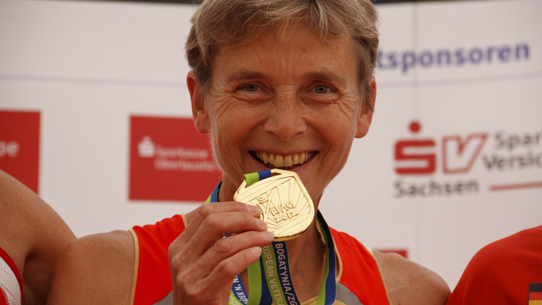 Ulrike Hiltscher mit einer Goldmedaille, hier bei einer Siegerehrung im Frauen-Siebenkampf vor zehn Jahren.