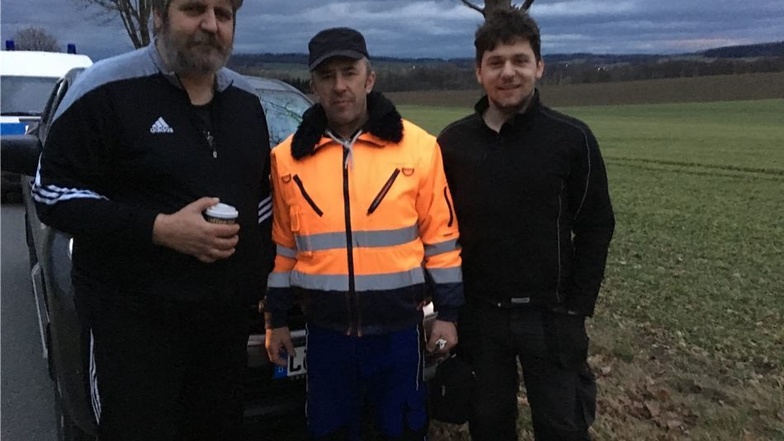 ... sein Vater Martin (links) brachten dem Fahrer Vasili Woitovicz (Mitte) auch noch Kaffee an die Unfallstelle.