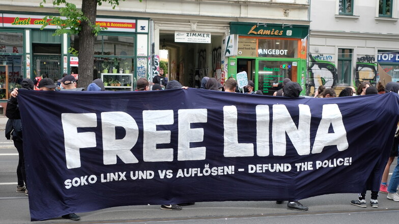 Linke Szene in Wut. Autonome in Leipzig demonstrieren für Lina E., die seit November 2020 in Untersuchungshaft sitzt. Die Frau soll Angriffe auf Rechtsextreme angeführt haben.