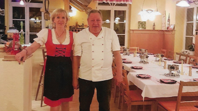 Tina und Gottlieb Addor haben Schweizer Gastronomie im Boselblick in Sörnewitz angeboten. Ihr Konzept wurde angenommen, aber es kamen trotzdem nicht genügend Gäste, sodass sich das Wirtsehepaar entschlossen hat, die Gaststätte aufzugeben.