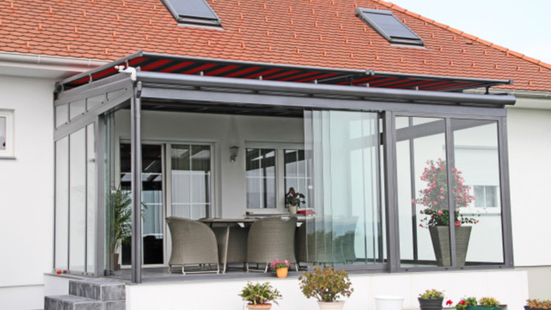 Das Terrassendach mit roter Pergolamarkise lässt sich entspannt handhaben. Foto: PR