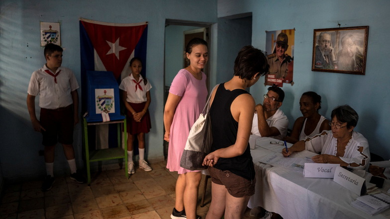 Zwei Frauen lassen sich während eines Referendums zu einem neuen Familiengesetz im Wahllokal in Havanna registrieren.