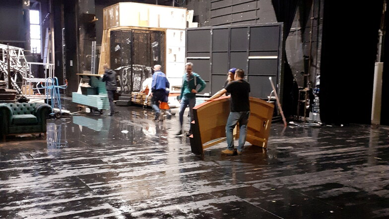 Aufräumarbeiten: Innerhalb weniger Minuten wurde der gesamte Bühnenbereich von mehreren Tausend Litern Wasser geflutet.
