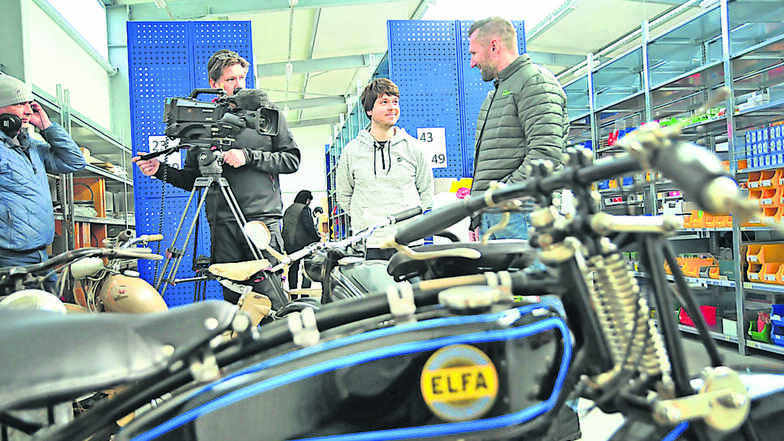 Reporter Roland Kühnke (r.) im Gespräch mit Tobias Lehmann (2.v.r.) in seinem DDR-Moped-Onlineshop für Simson und MZ-Ersatzteile in Frauenhain.