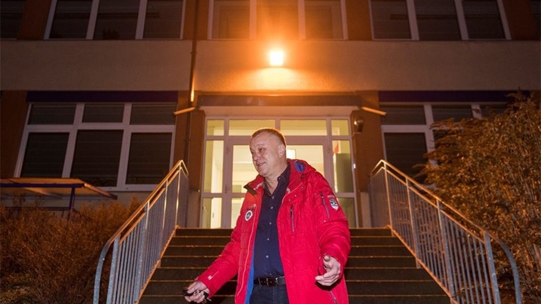 Schuldirektor Frank Haubitz am frühen Mittwochmorgen auf dem Weg in sein Büro im Gymnasium Dresden Klotzsche.