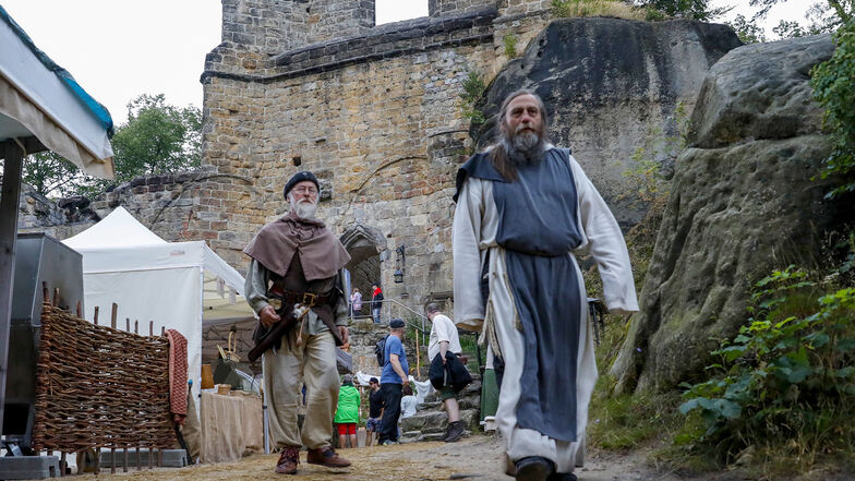 Viele Besucher kamen in Mittelalterkleidung. Auch Mönche dürfen auf dem Oybin natürlich nicht fehlen. 