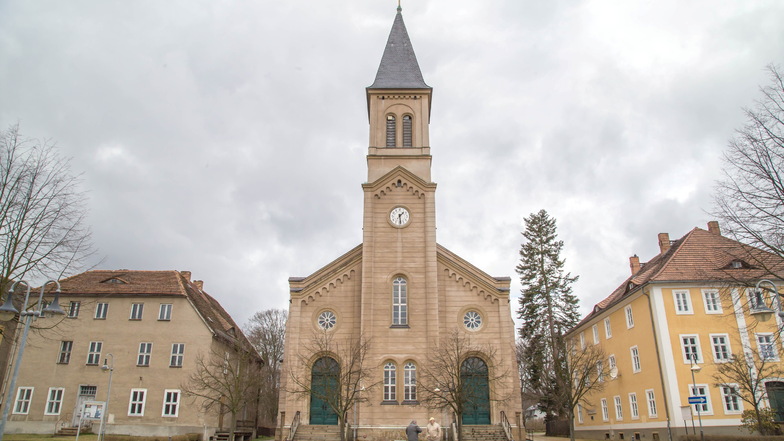 Die Kirche der Brüdergemeine in Niesky am Zinzendorfplatz ist mit ihrem Glockenturm das höchste Gebäude in der Kleinstadt. Seit Januar ist das Geläut aber verstummt.