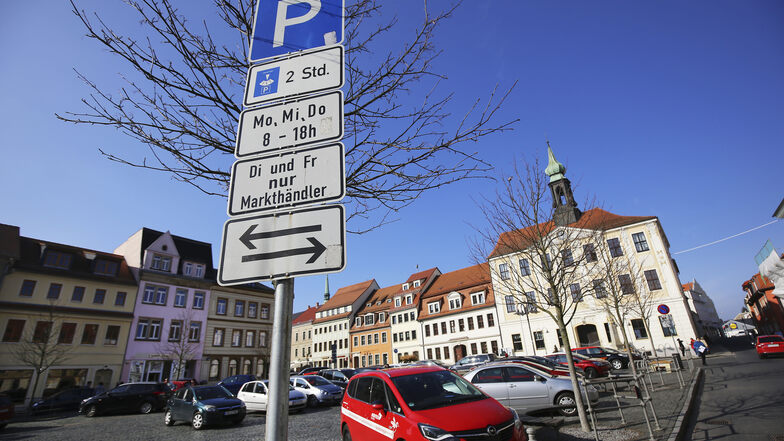 An normalen Tagen ist der Markt in Radeberg immer voll. Trotz eindeutiger Schilder stellen Autofahrer ihre Fahrzeuge aber auch an Markttagen auf dem Platz ab.
