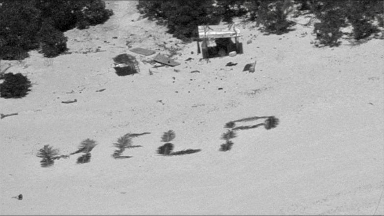 An einem Strand auf der Insel Pikelot ist die Botschaft "Help" mit Palmwedeln geschrieben worden. Prompt wurde die US-Küstenwache darauf aufmerksam.