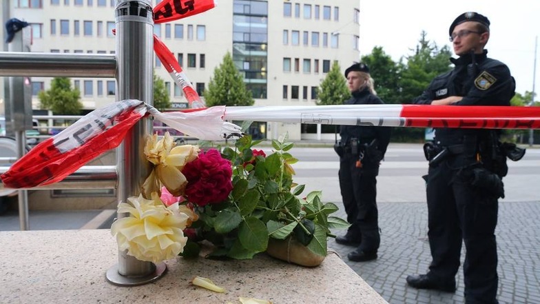 Trauer in München: Blumen liegen am Sonnabendmorgen am Zugang zur U-Bahnstation Olympia-Einkaufszentrum, den die Polizei nach einer Schießerei am Vortag abgesperrt hat. Die tödlichen Schüsse hat ein 18-jähriger Deutsch-Iraner abgegeben. Zehn Menschen starben, darunter der Täter. Der Schütze, ein 18-jähriger Deutsch-Iraner, habe mit hoher Wahrscheinlichkeit alleine gehandelt und sich danach selbst erschossen, teilten die Ermittler am frühen Samstagmorgen mit.