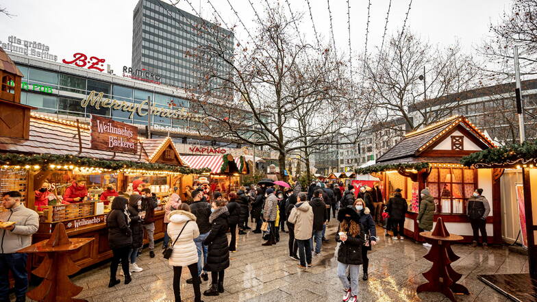 19. Dezember 2021: Menschen gehen am verkaufsoffenen Sonntag über den Weihnachtsmarkt am Breitscheidplatz.
