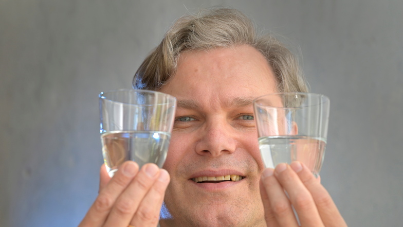 "Merken Sie, dass dieses Wasser einen trockenen Mund macht?" Wassersommelier André Uhlig.