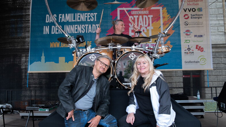 Best gelaunt zum Stadtfest:  Schlagzeuger Thommi, Alex und Petra von der Ostrock-Tribute-Band Splitt sind schon seit dem Nachmittag da, um die Technik für den abendlichen Auftritt vorzubereiten.