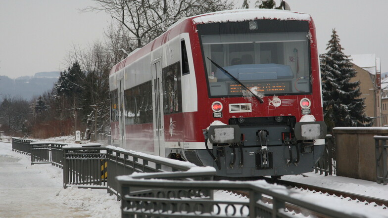 Regionalbahn auf der Stadtbrücke in Pirna: Übernachtungsgäste können den öffentlichen Nahverkehr weitgehend kostenlos nutzen.