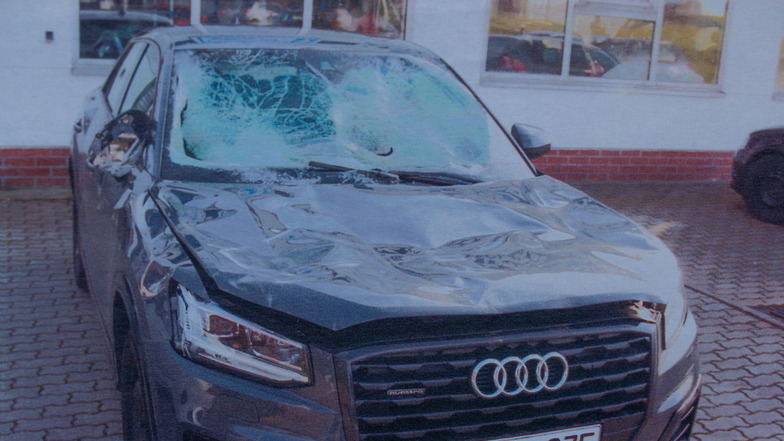 Der Audi unmittelbar nach dem Unfall mit Pferden, der sich im November 2017 bei Kamenz ereignet hatte: Motorhaube und Windschutzscheibe sind schwer in Mitleidenschaft gezogen.