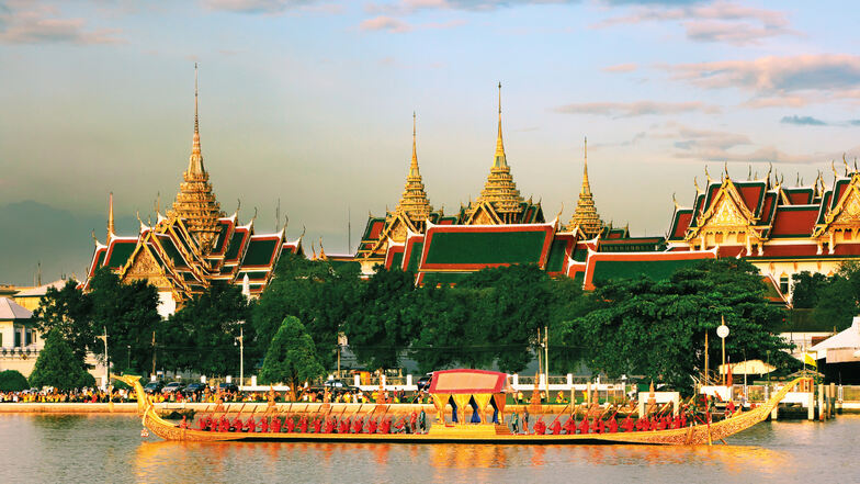 Königliche Prozession vor dem Königspalast on Bangkok