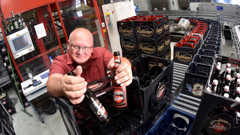 Steffen Dittmar, Chef der Bergquell Brauerei Löbau, zählt die hohen Beschaffungskosten für neue Flaschen zu den größten Problemen seiner Firma.