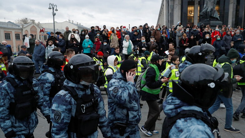 Polizisten umstellen Demonstranten in Moskau.