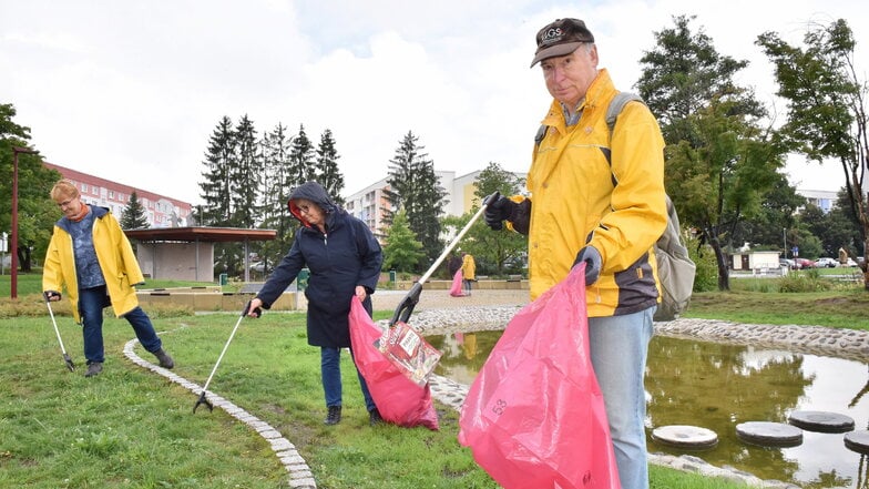 Stadtputz im Mehrgenerationenpark von Freital-Zauckerode: Ulrich Vogel (vorn), Ina Bruß und Silke Schmidt (links) sammeln Müll.