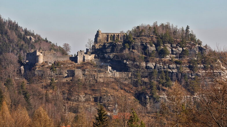 Können Touristen im Naturpark Zittauer Gebirge (hier die Burg- und Klosterruine auf dem Berg Oybin) bald von der elektronischen Gästekarte profitieren?