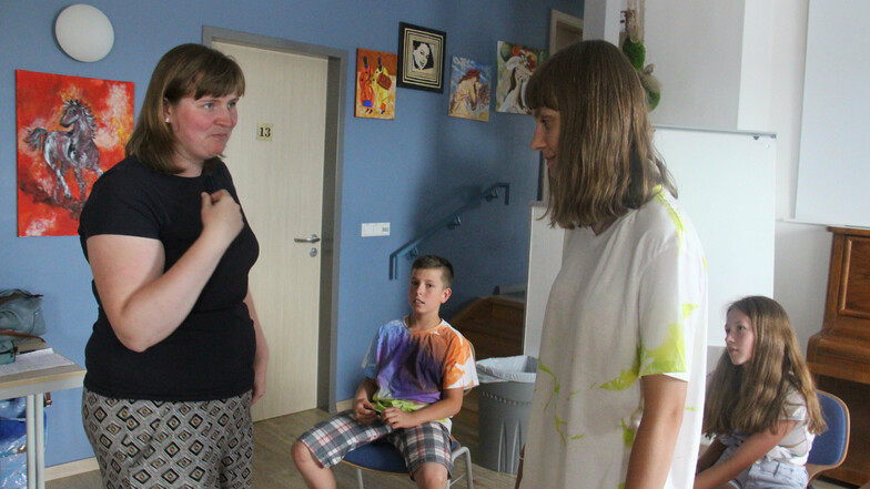 Selbstbewusstes Auftreten übt Julia Lauber (l.) mit den Teilnehmern eines Ferienlagers im Schullandheim Bautzen-Burk. Die Kamenzerin ist Selbstbehauptungs- und Resilienztrainerin.