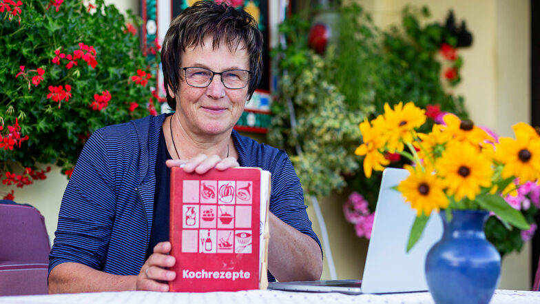 Heide Dix vor ihrem Haus in Rehefeld mit ihrer ursprünglichen Rezeptesammlung, die die Grundlage ihres Buches "Meine gute Küche" bildet.