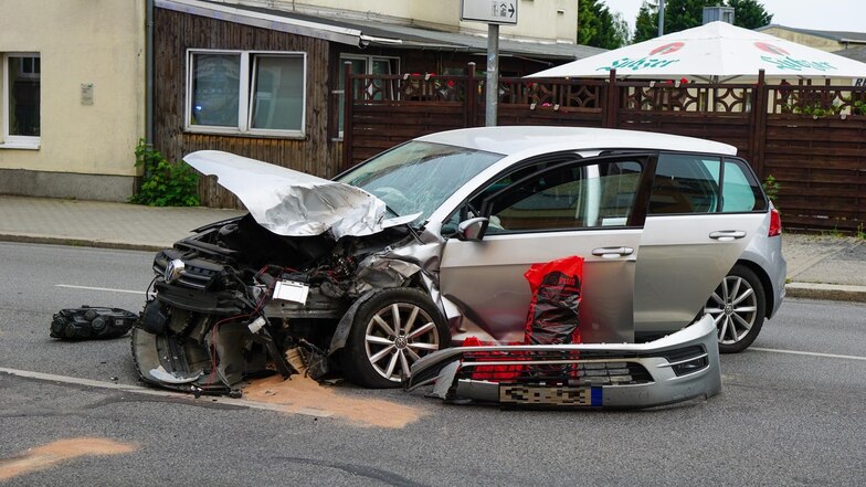 Zu einem schweren Unfall ist es am Montagabend auf der Hoyerswerdaer Straße in Kamenz gekommen. Ein VW Golf und ein Linienbus kollidierten.