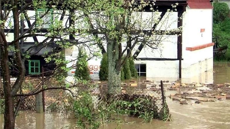 ... eine Überschwemmung im Görlitzer Ortsteil Schlauroth aus.