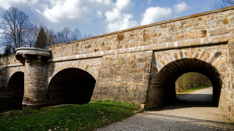 Die Steinbogenbrücke über die Spree in Sohland wird instandgesetzt.