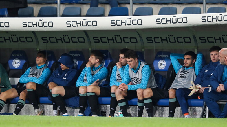 Pure Enttäuschung: Die Schalker Ersatzspieler beim Spiel in Bielefeld.
