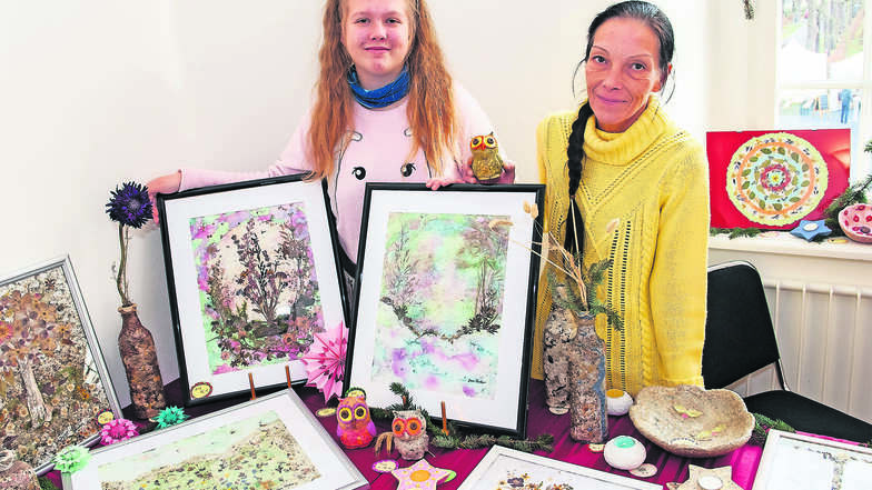 Jana Förster und ihre Tochter Pauline (13) aus Gröditz kreieren Bilder mit Blumen.