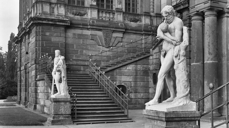 Das historische Foto zeigt die originalen Marmorskulpturen von Herkules (l.) und Silen, die bis 1945 vor dem Palais im Großen Garten standen.