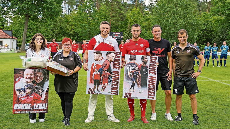 Neben der Vereinsfotografin (links) wurden die Spieler Vincent Wobst und Sebastian ("Huckel") Berg (von links) verabschiedet.