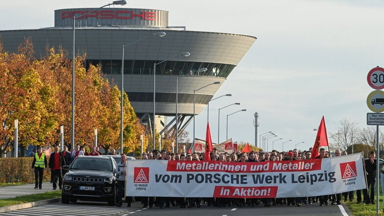 Bei Warnstreiks im gesamten Bundesgebiet - wie hier in Leipzig - beteiligten sich Hunderttausende Menschen. Jetzt gibt es einen Pilotabschluss.