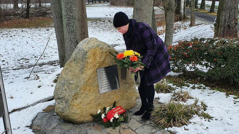 Vertreter des DGB Ostsachsen legten am Gedenktag für alle Opfer des Nationalsozialismus in Bautzen an der Neuschen Promenade Blumen nieder.