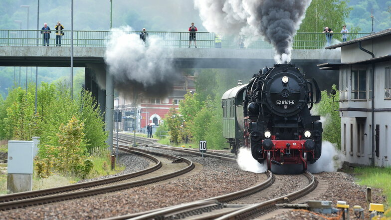 Eine Spende der Sparkasse bringt den Ostsächsischen Eisenbahnfreunden Löbau wieder ordentlich Kohle für ihre Volldampf-Fahrten.