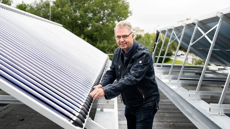 Stephan Mißler von den Energie- und Wasserwerke Bautzen die Kollektoren einer neuen Solarthermie-Anlage auf einem Dach im Bautzener Stadtteil Gesundbrunnen. Sie ist ein Pilotprojekt der EWB.