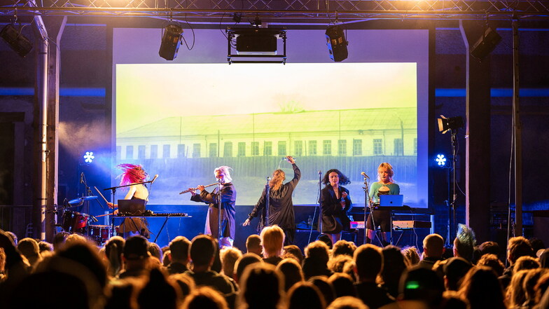 Pussy Riot auf der Bühne am Kühlhaus in Görlitz - mit drastischen Worten und Bildern.