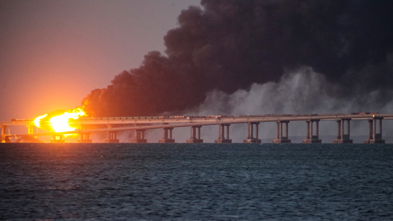 08.10.2022, ---, Kertsch: Flammen und Rauch steigen von der Krim-Brücke auf, die das russische Festland und die Halbinsel Krim über die Straße von Kertsch verbindet. Die Explosion an der einzigen Verbindungsbrücke zwischen Russland und der von Moskau anne