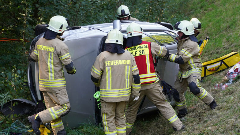 Am Wurbiser Berg zwischen Oppach und Cunewalde ist am Dienstagnachmittag ein Toyota im Straßengraben gelandet.