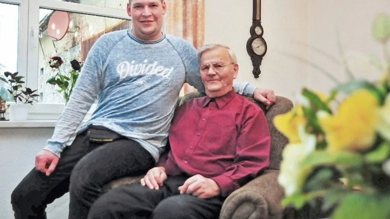 Uwe Krieger (r.) mit Lebensretter Axel Jacob vor fünf Jahren in Wildenhain. Jetzt wohnt der 88-Jährige im Pflegeheim Riesa. Und kann wieder Schaltjahres-Geburtstag feiern.