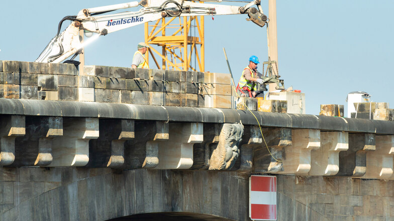 Bauleute errichten derzeit wieder die Brüstungsmauer auf der Augustusbrücke.