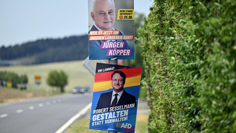 Das Wahlplakat des AfD-Sesselmanns hängt im Landkreis Sonneberg in Thüringen.