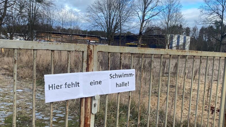 Auf diesem Areal an der Königsbrücker Landstraße in Dresden sollte die neue Schwimmhalle für Klotzsche gebaut werden. Vor Ort gibt es einen ersten Protest.