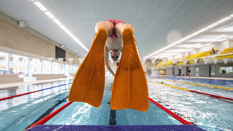 Schwimmer Urs Bludau beim Training in der Schwimmhalle Freiberger Straße. 
