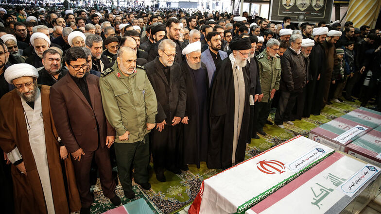 Ajatollah Ali Khamenei (M), oberster Revolutionsführer des Iran, leitet ein Gebet während des öffentlichen Leichengebets.